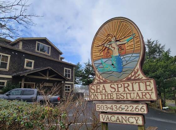 Sea Sprite on the Estuary allows check-in for 18 year-old guests