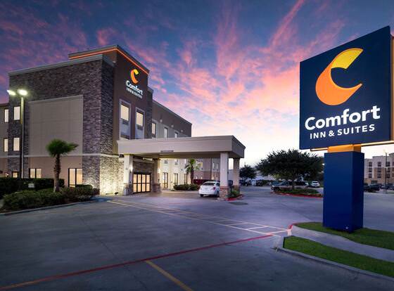 Comfort Inn & Suites Victoria North allows check-in for 18 year-old guests