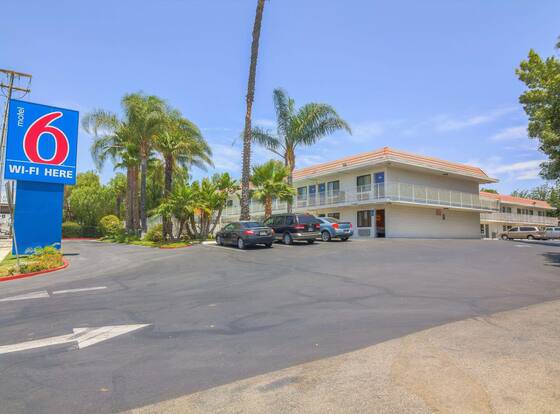 Motel 6 Simi Valley, CA allows check-in for 18 year-old guests
