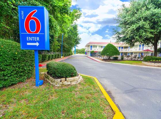 Motel 6 Huntsville, TX allows check-in for 18 year-old guests