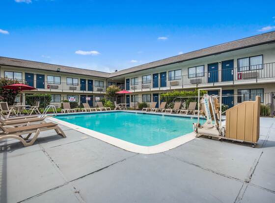 Motel 6 College Station, TX - Bryan allows check-in for 18 year-old guests