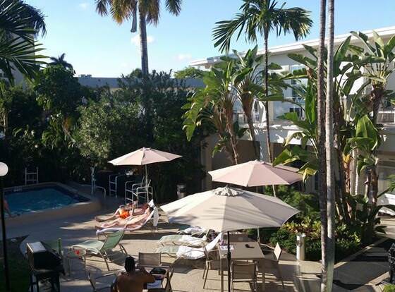 Grand Palm Plaza - Gay Men's Resort allows check-in for 18 year-old guests