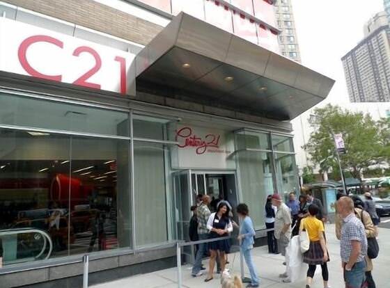 Lincoln Center Holiday Rentals allows check-in for 18 year-old guests