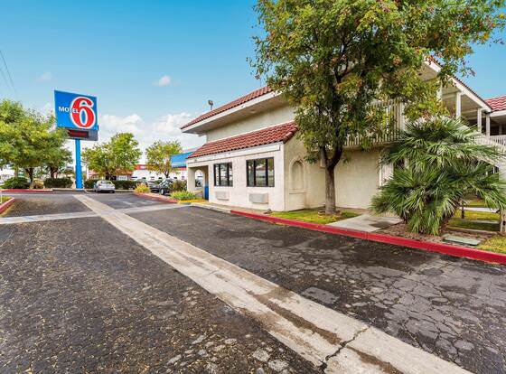 Motel 6 Kingman, AZ - Route 66 East allows check-in for 18 year-old guests
