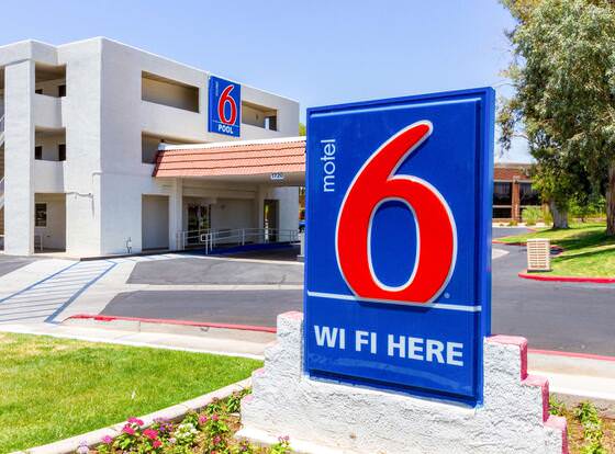 Motel 6 Tempe, AZ – Phoenix Airport – Priest Dr allows check-in for 18 year-old guests