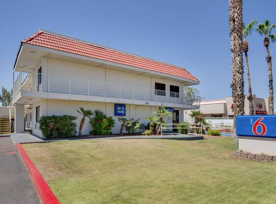 Motel 6 Tempe, AZ - Broadway - ASU allows check-in for 18 year-old guests