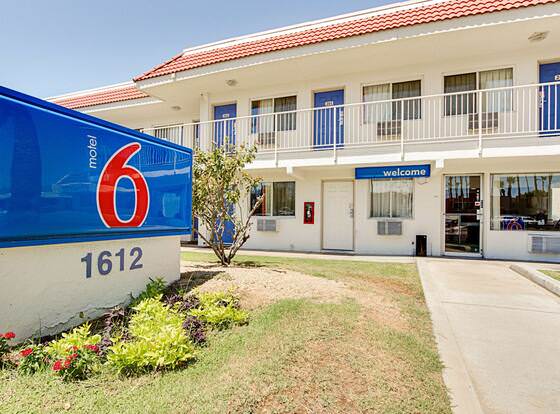 Motel 6 Tempe, AZ - Scottsdale South allows check-in for 18 year-old guests