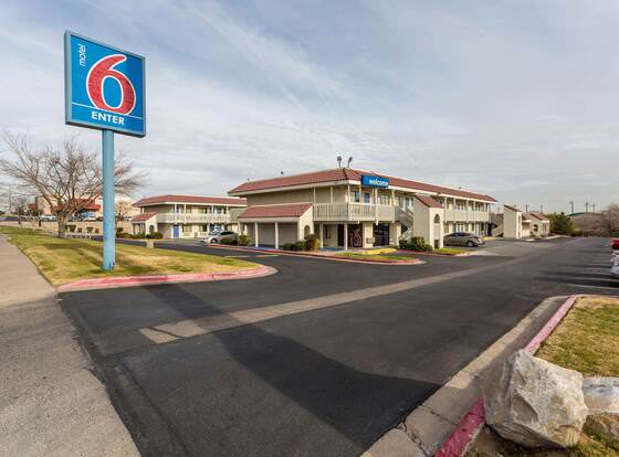 Motel 6 El Paso, TX - East allows check-in for 18 year-old guests