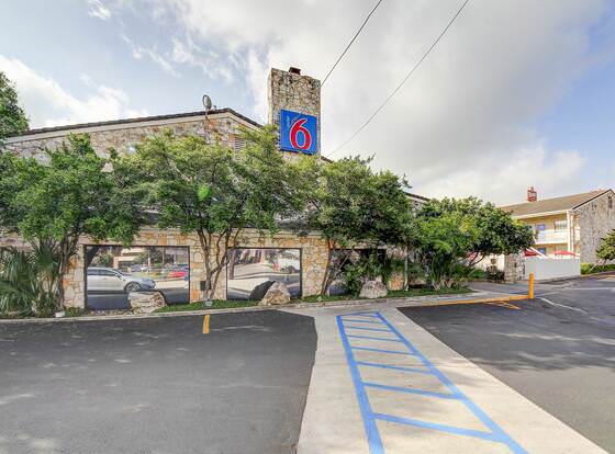 Motel 6 San Antonio, TX - Northwest Medical Center allows check-in for 18 year-old guests