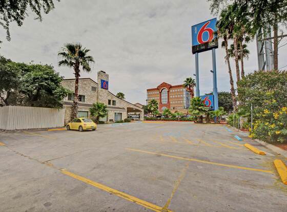 Motel 6 San Antonio, TX - Downtown - Market Square allows check-in for 18 year-old guests