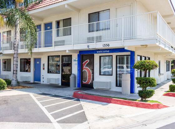 Motel 6 Bakersfield, CA - Convention Center allows check-in for 18 year-old guests