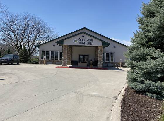 Cobblestone Inn & Suites - Denison Majestic Hills allows check-in for 18 year-old guests