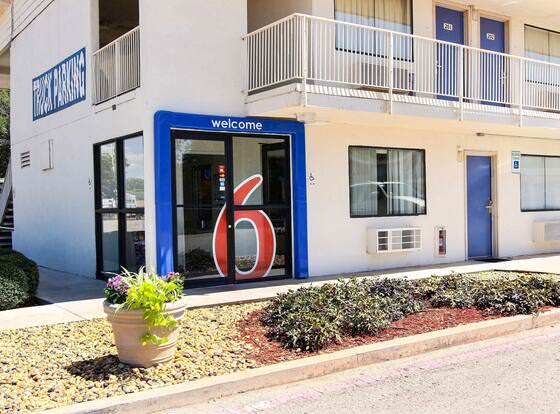 Motel 6 Abilene, TX allows check-in for 18 year-old guests
