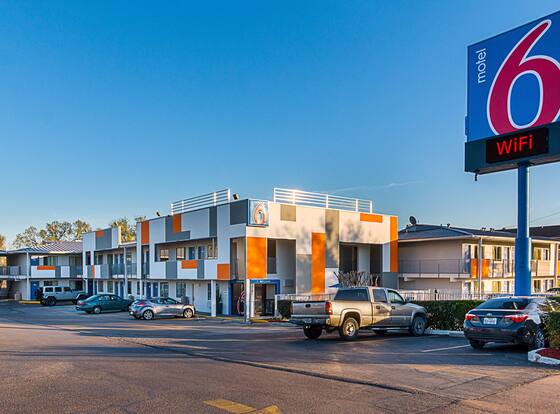 Motel 6 Austin, TX - Airport allows check-in for 18 year-old guests