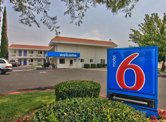 Motel 6 Sacramento, CA - North allows check-in for 18 year-old guests