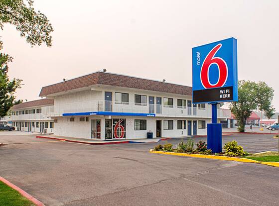 Motel 6 Kalispell, MT allows check-in for 18 year-old guests