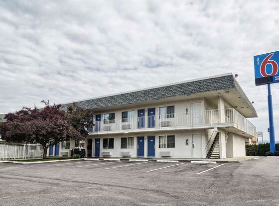 Motel 6 Coeur D'Alene, ID allows check-in for 18 year-old guests