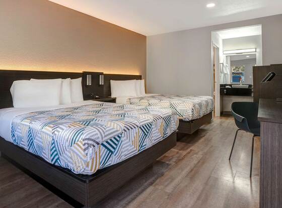 Motel 6 Rancho Cordova, CA - Rancho Cordova East allows check-in for 18 year-old guests