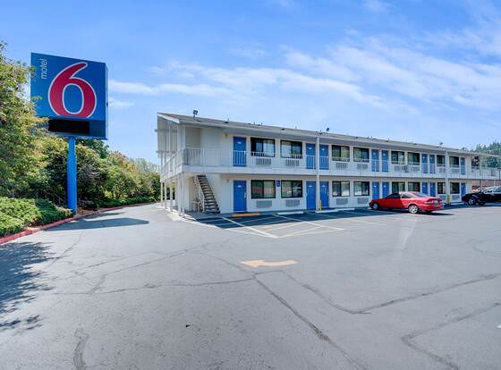 Motel 6 Bellingham, WA allows check-in for 18 year-old guests