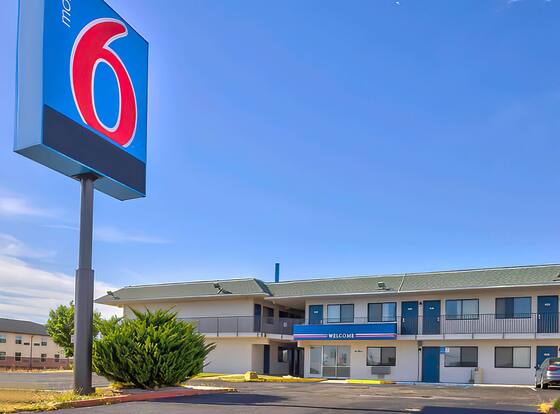 Motel 6 Tucumcari, NM allows check-in for 18 year-old guests