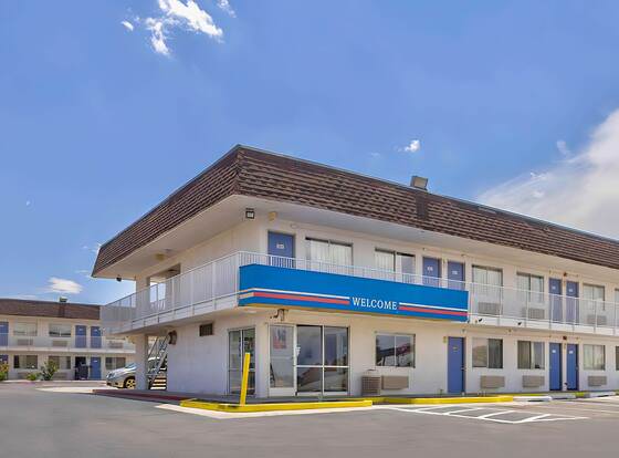 Motel 6 Santa Rosa, NM allows check-in for 18 year-old guests