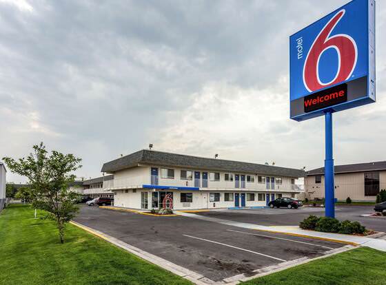 Motel 6 Twin Falls, ID allows check-in for 18 year-old guests