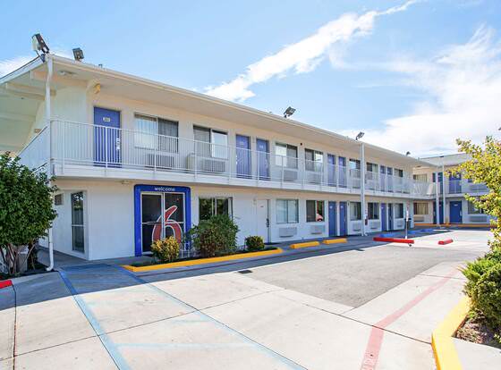 Motel 6 Prescott, AZ allows check-in for 18 year-old guests