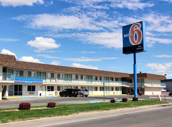 Motel 6 Farmington, NM allows check-in for 18 year-old guests