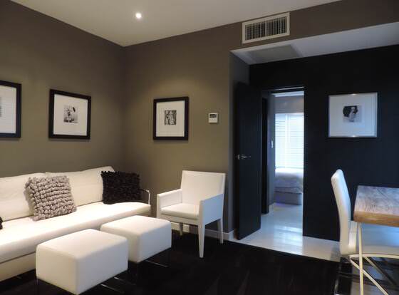 Miami Beach 550 allows check-in for 18 year-old guests