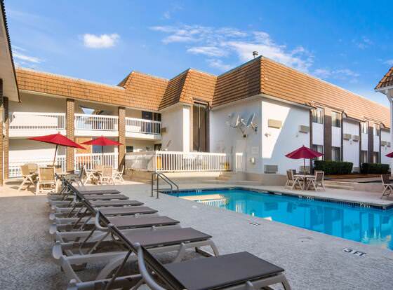 Motel 6 Duncanville, TX - Dallas allows check-in for 18 year-old guests