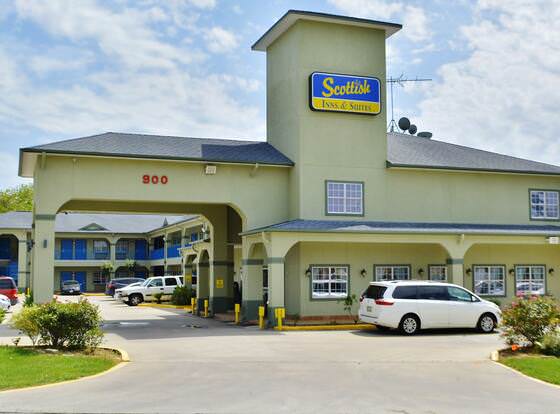 Scottish Inns and Suites Alvin allows check-in for 18 year-old guests