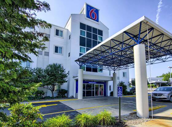 Motel 6 Portsmouth, NH allows check-in for 18 year-old guests