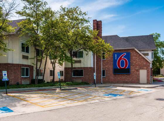 Motel 6 Arlington Heights, IL - Chicago North Central allows check-in for 18 year-old guests