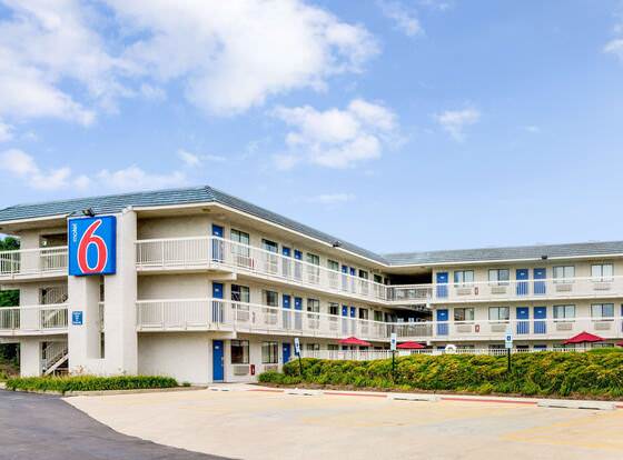 Motel 6 Rolling Meadows, IL - Chicago Northwest allows check-in for 18 year-old guests