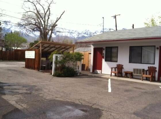 Independence Courthouse Motel allows check-in for 18 year-old guests