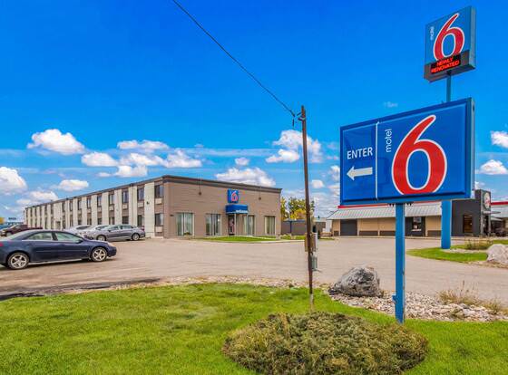 Motel 6 Fargo, ND - West Acres - North Fargo allows check-in for 18 year-old guests