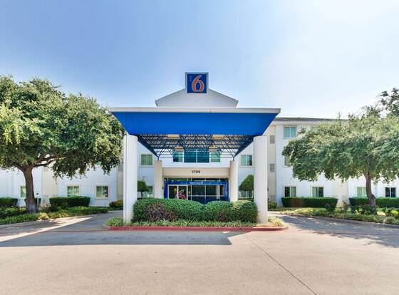 Motel 6 Lewisville, TX - Dallas allows check-in for 18 year-old guests