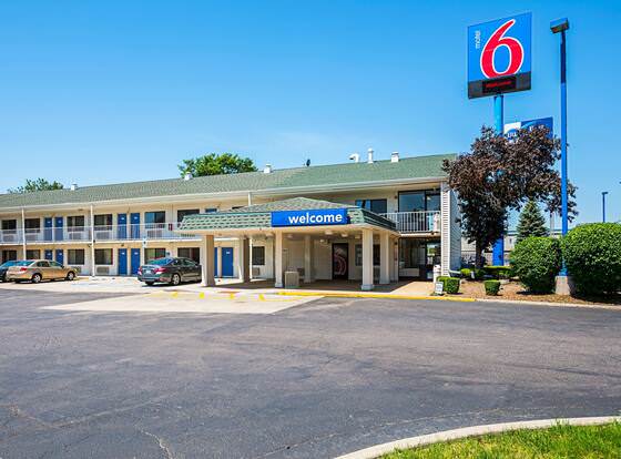 Motel 6 Hammond, IN - Chicago Area allows check-in for 18 year-old guests