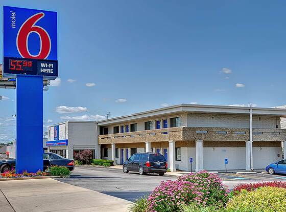 Motel 6 Villa Park, IL - Chicago West allows check-in for 18 year-old guests