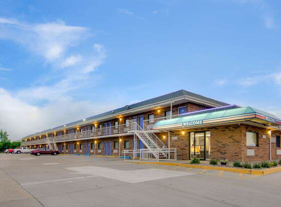 Motel 6 Salina, KS allows check-in for 18 year-old guests