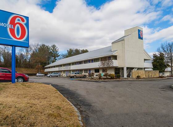 Motel 6 Knoxville, TN - North allows check-in for 18 year-old guests