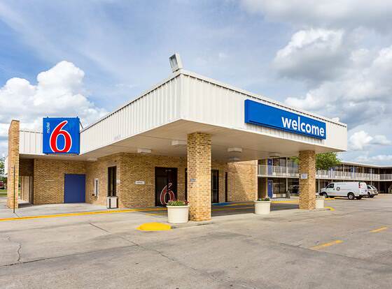 Motel 6 Baton Rouge, LA - Southeast allows check-in for 18 year-old guests