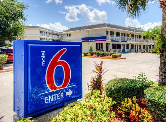 Motel 6 Bradenton, FL allows check-in for 18 year-old guests