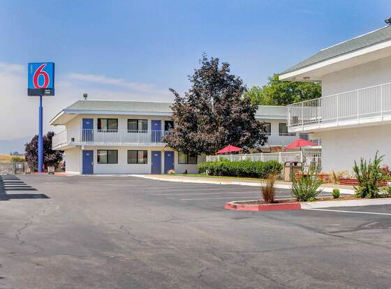 Motel 6 Medford, OR allows check-in for 18 year-old guests