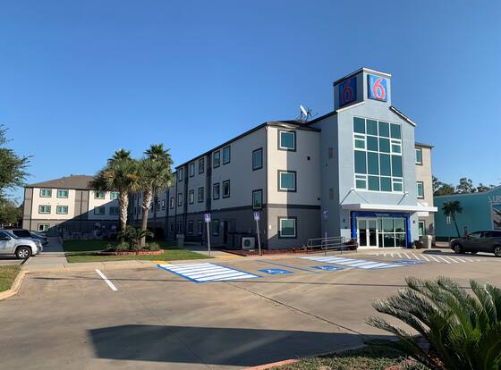Motel 6 Biloxi, MS - Beach allows check-in for 18 year-old guests