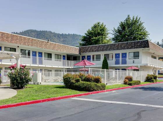 Motel 6 Grants Pass, OR allows check-in for 18 year-old guests