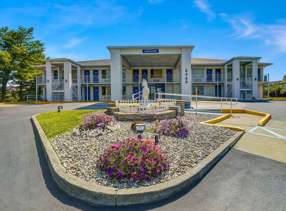 Motel 6 Lexington, KY - East I-75 allows check-in for 18 year-old guests