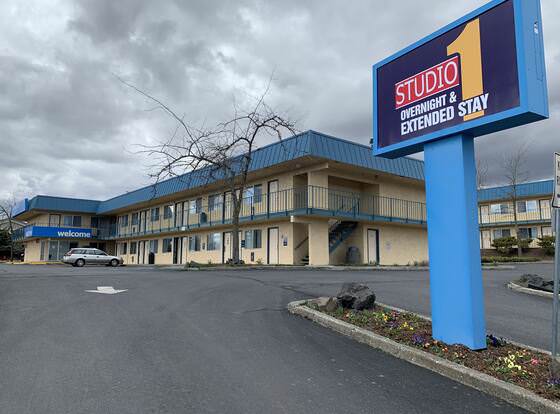 FairBridge Inn - Moscow allows check-in for 18 year-old guests