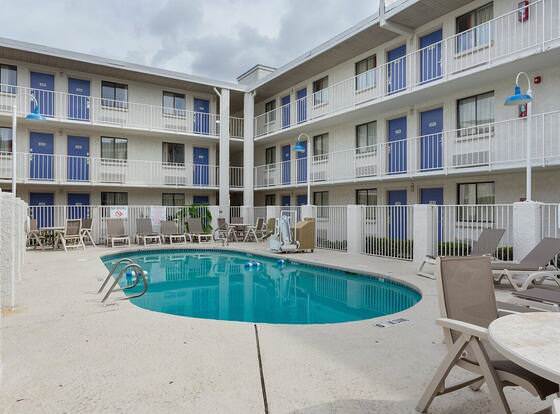 Super 6 Inn & Suites Baton Rouge allows check-in for 18 year-old guests