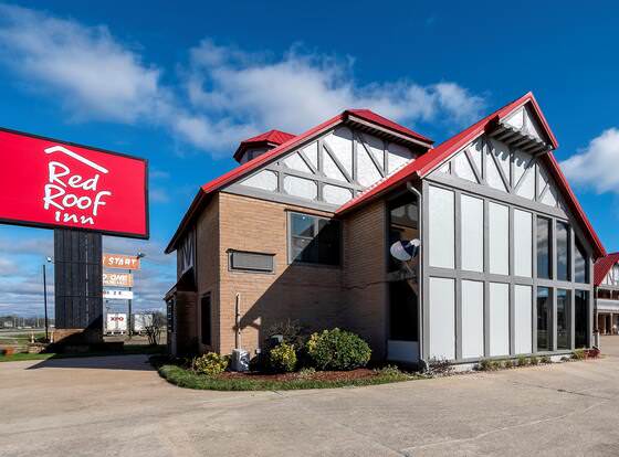 Red Roof Inn Monroe allows check-in for 18 year-old guests